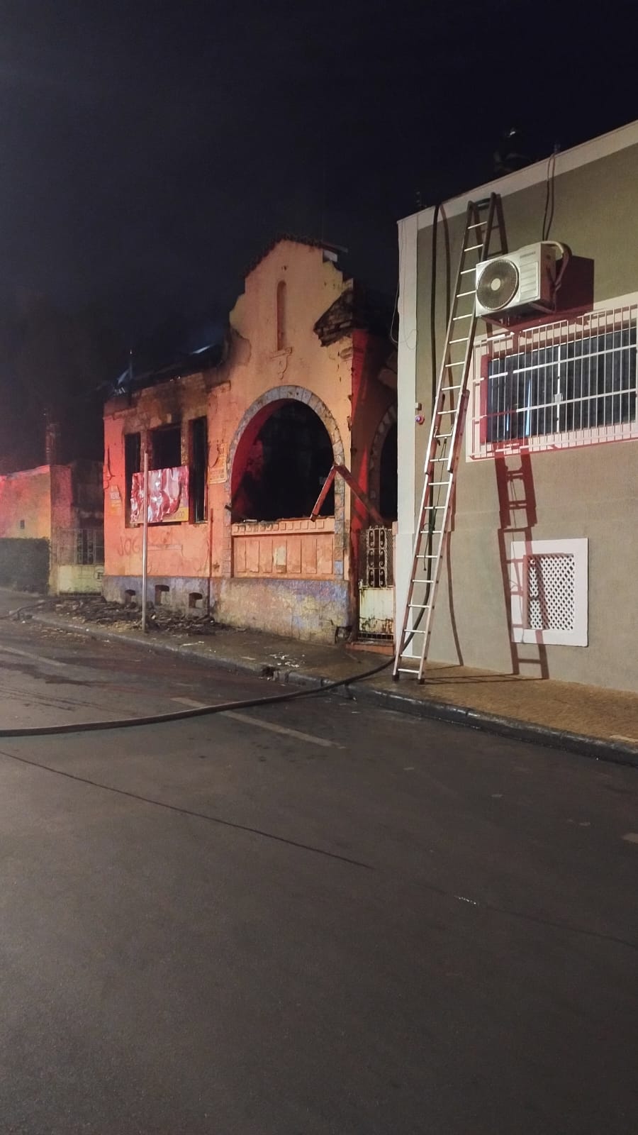 Incêndio na madrugada atinge imóvel abandonado na rua 16