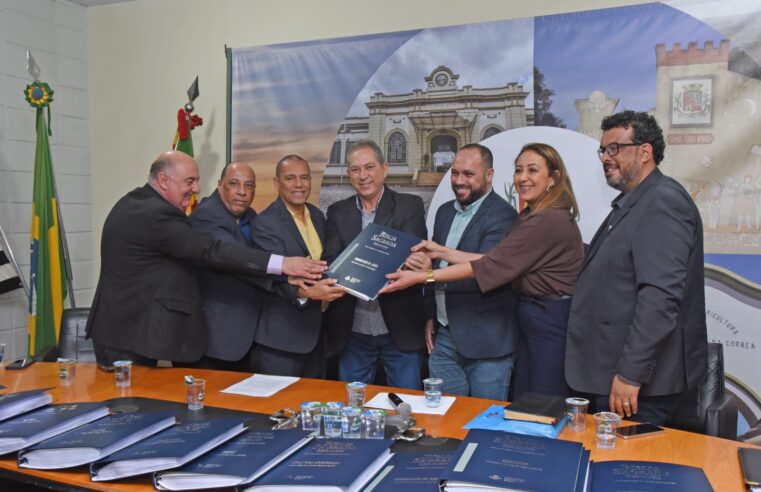 Biblioteca Municipal de Barretos recebe exemplar da Bíblia em braile