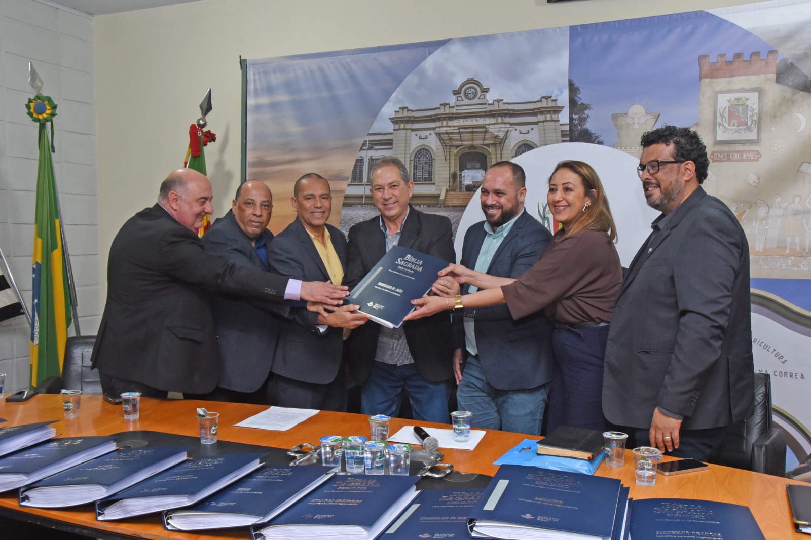 Biblioteca Municipal de Barretos recebe exemplar da Bíblia em braile
