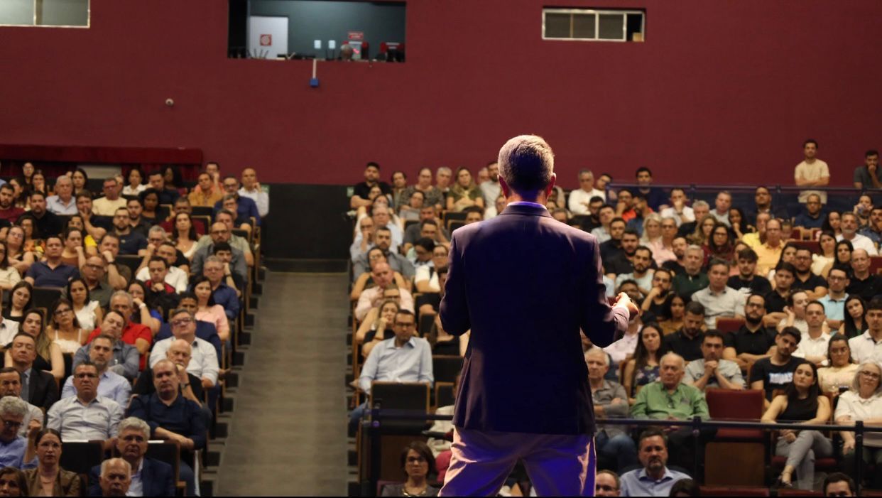 Teatro Municipal de Catanduva lota para palestra de Rodrigo Spada sobre Reforma Tributária