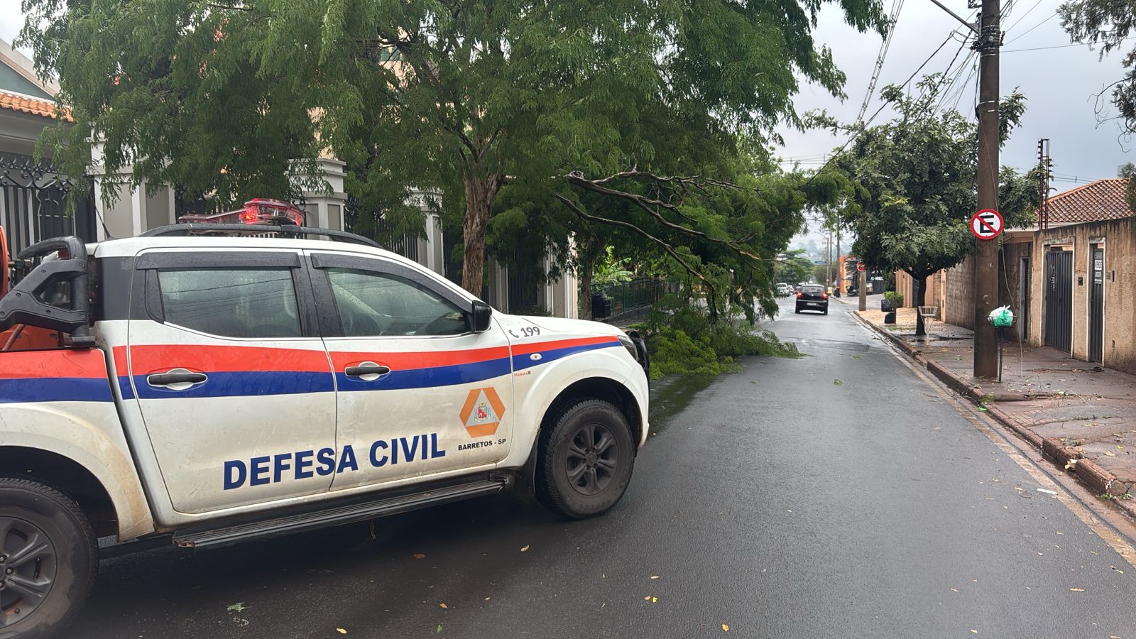 Defesa Civil, Bombeiros e Meio Ambiente estão mobilizados em atendimentos em função da chuva