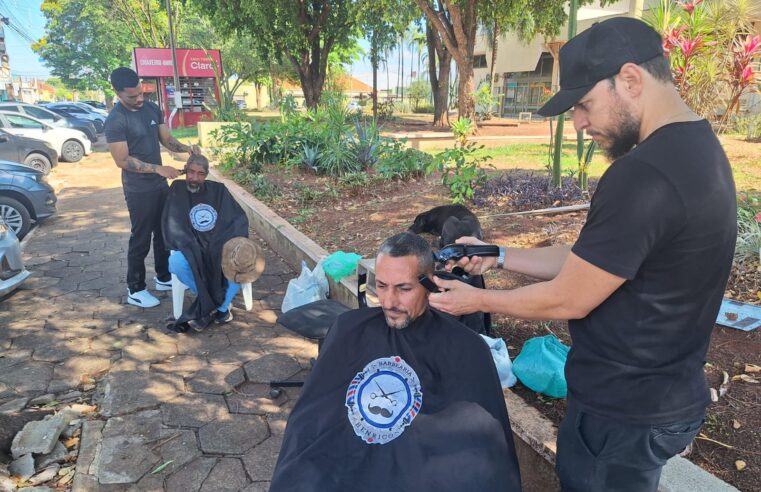 Trabalho voluntário é realizado por cabeleireiro nas praças e entidades de Barretos