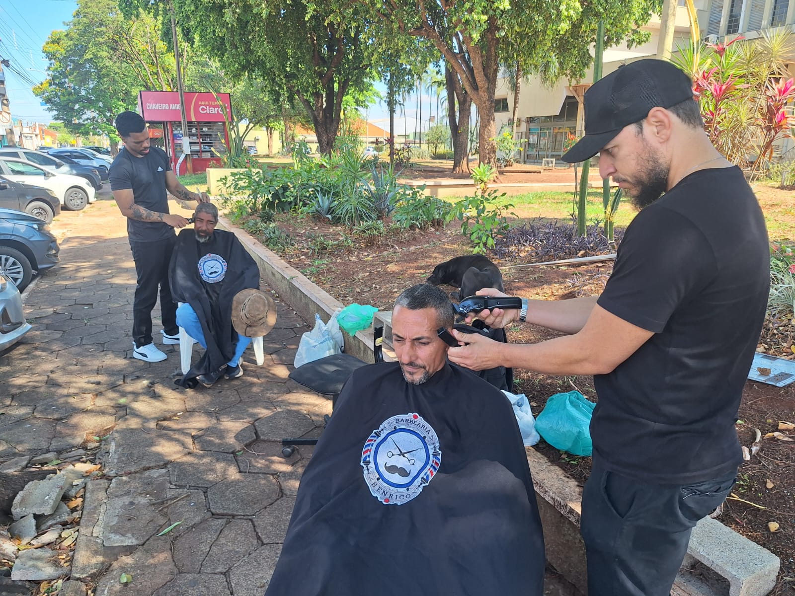 Trabalho voluntário é realizado por cabeleireiro nas praças e entidades de Barretos