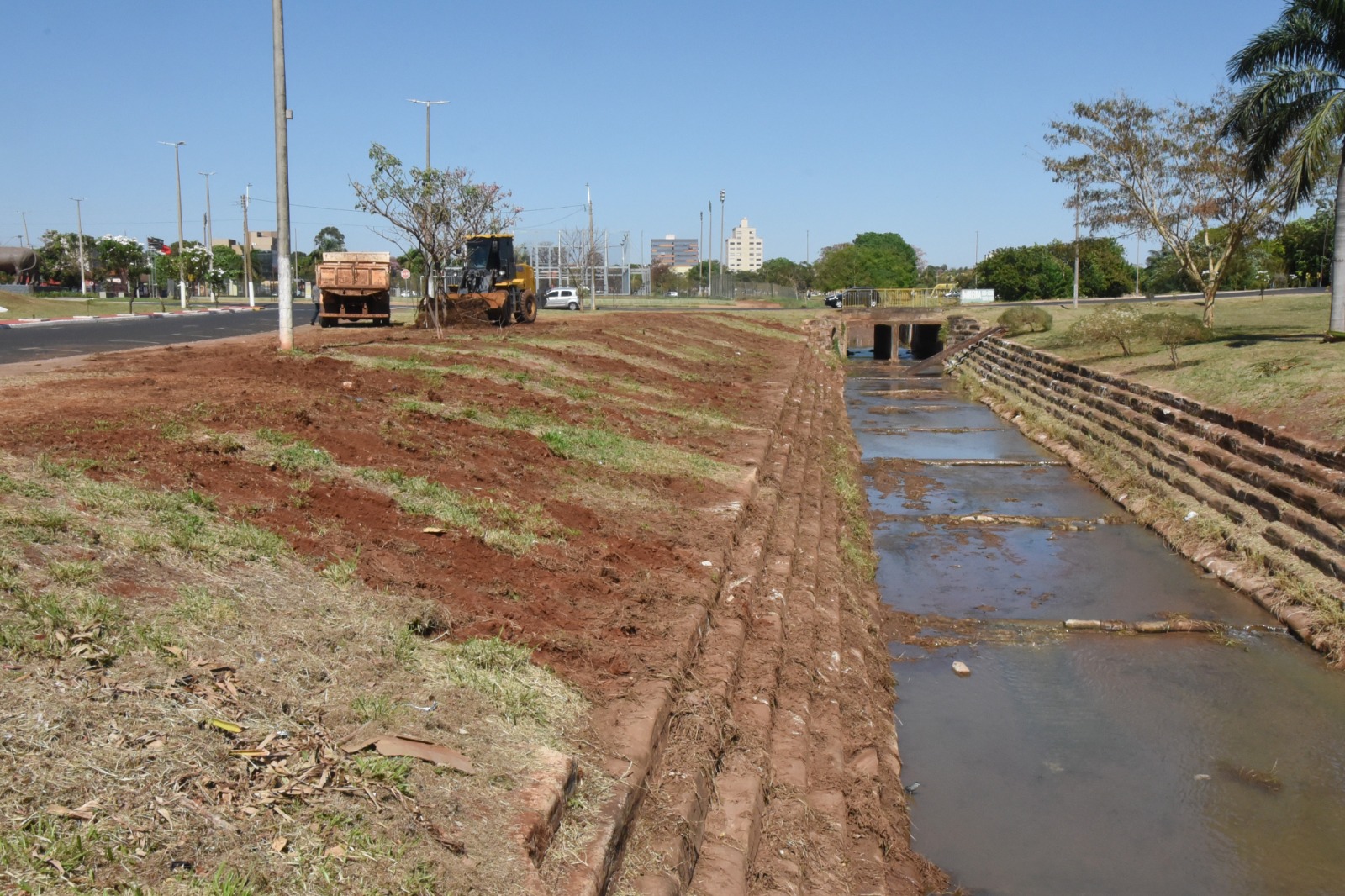 Prefeitura realiza limpeza na Região dos Lagos