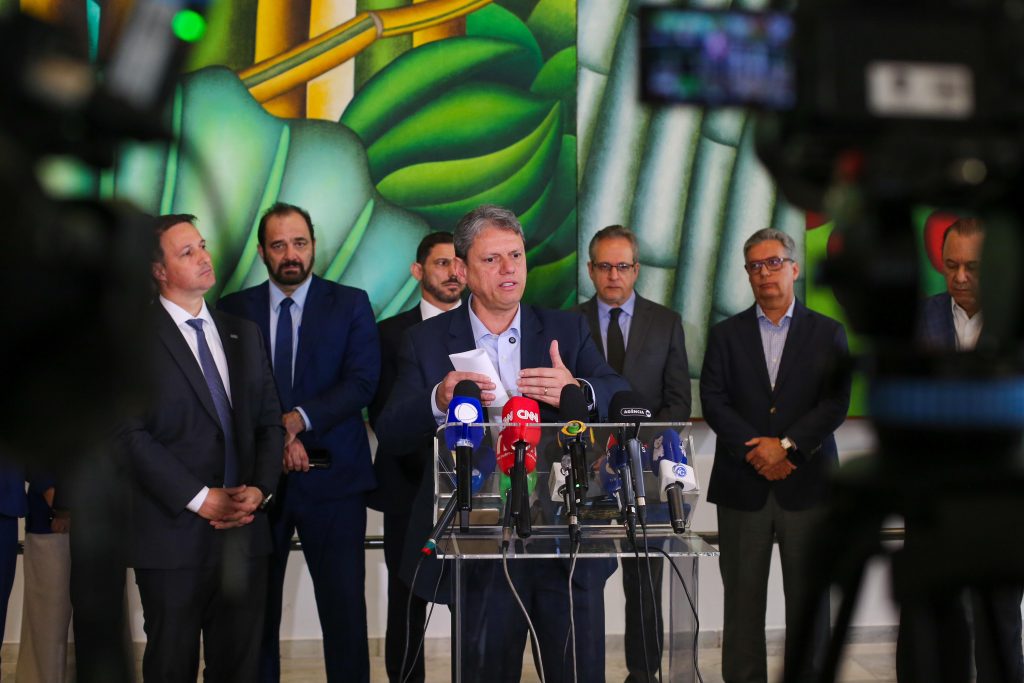 Governo de SP monta gabinete de crise e anuncia medidas contra intoxicação por metanol, incluindo interdição de estabelecimentos