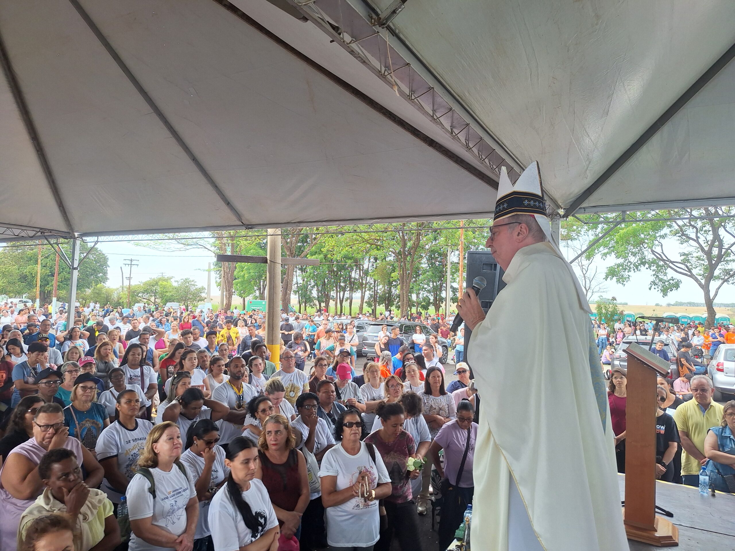 Dom Milton enaltece devoção e amor por Nossa Senhora no Caminhando com Maria