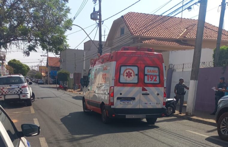 Motociclista é socorrida após sofrer queda ao enroscar em fio de internet