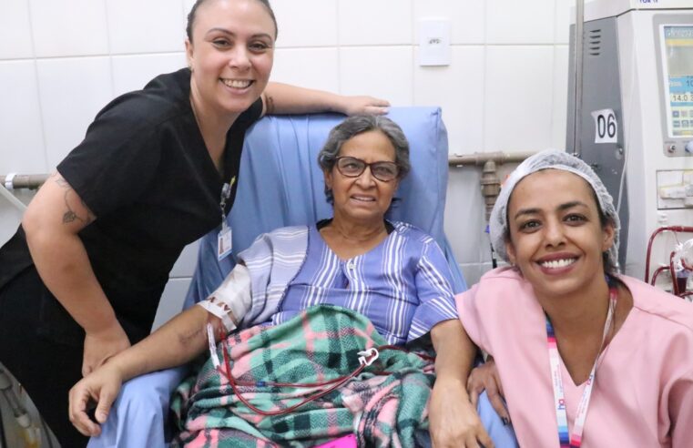 Sarau leva música e emoção a pacientes da hemodiálise da Santa Casa de Barretos