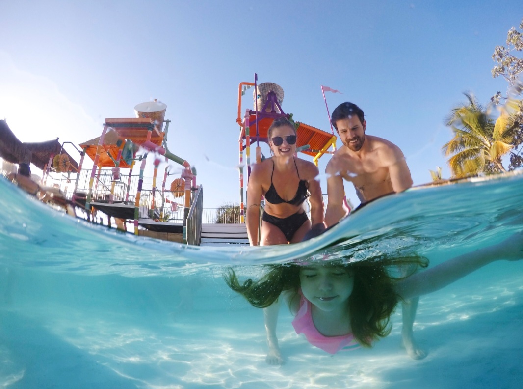 Sombra garantida! Os 800 coqueiros do Hot Beach Olímpia são convite à vida boa nos feriados