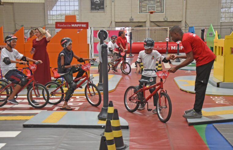 Estudantes da rede municipal participam de atividades sobre trânsito desenvolvidas em uma minicidade