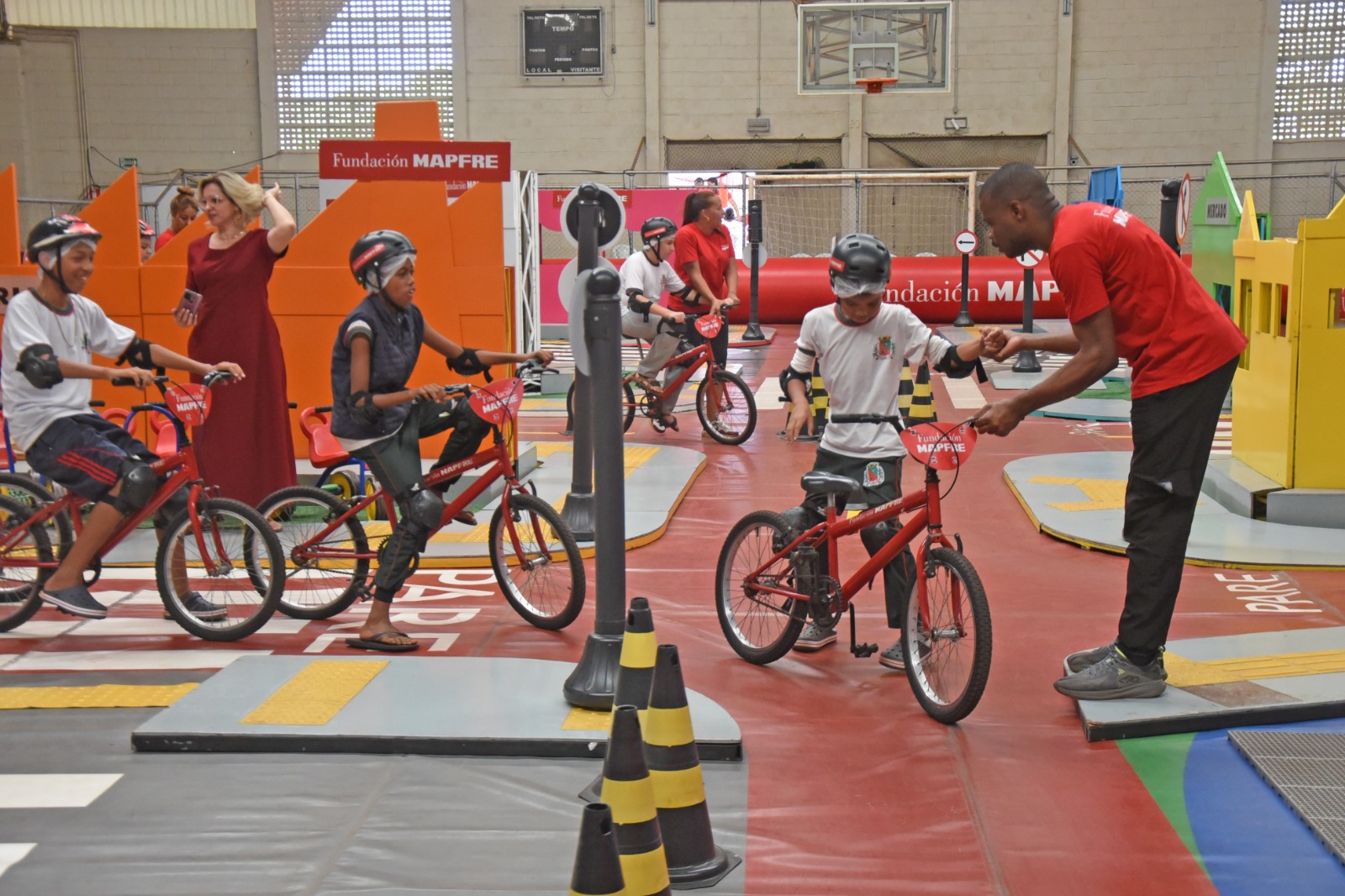 Estudantes da rede municipal participam de atividades sobre trânsito desenvolvidas em uma minicidade