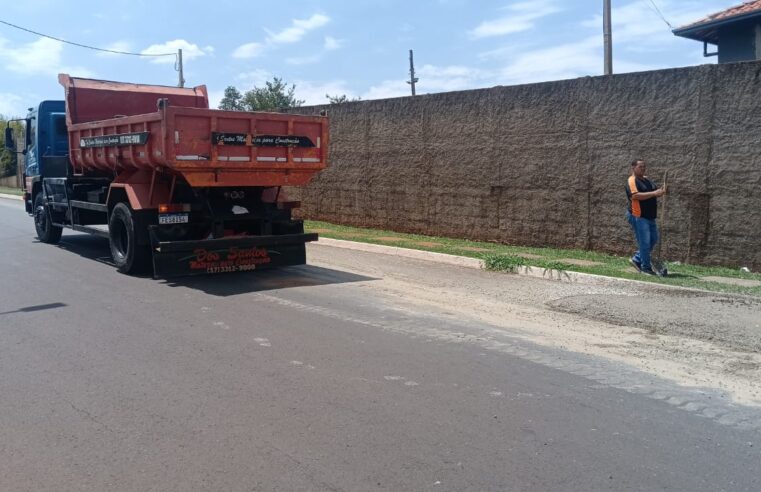 Defesa Civil retira concreto derramado em via pública