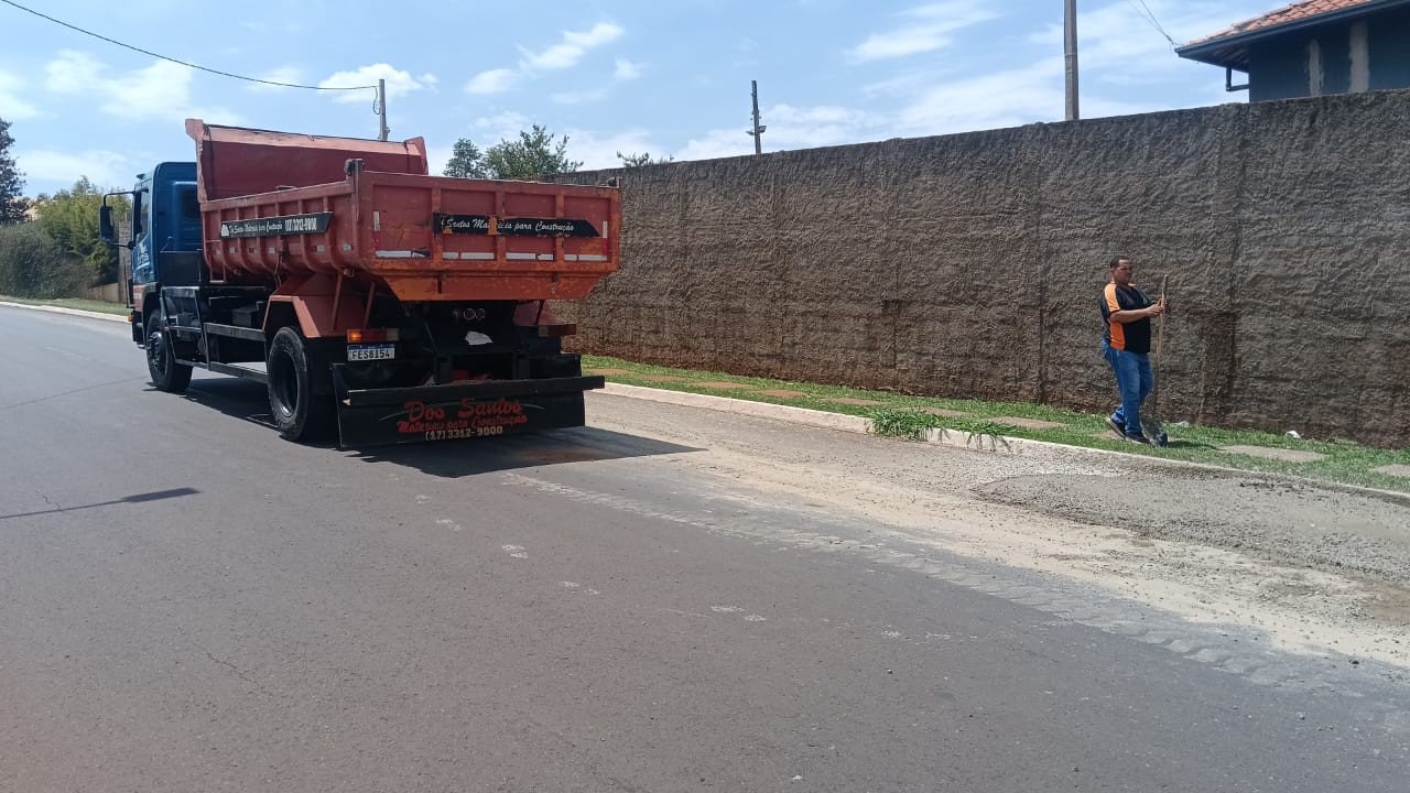 Defesa Civil retira concreto derramado em via pública
