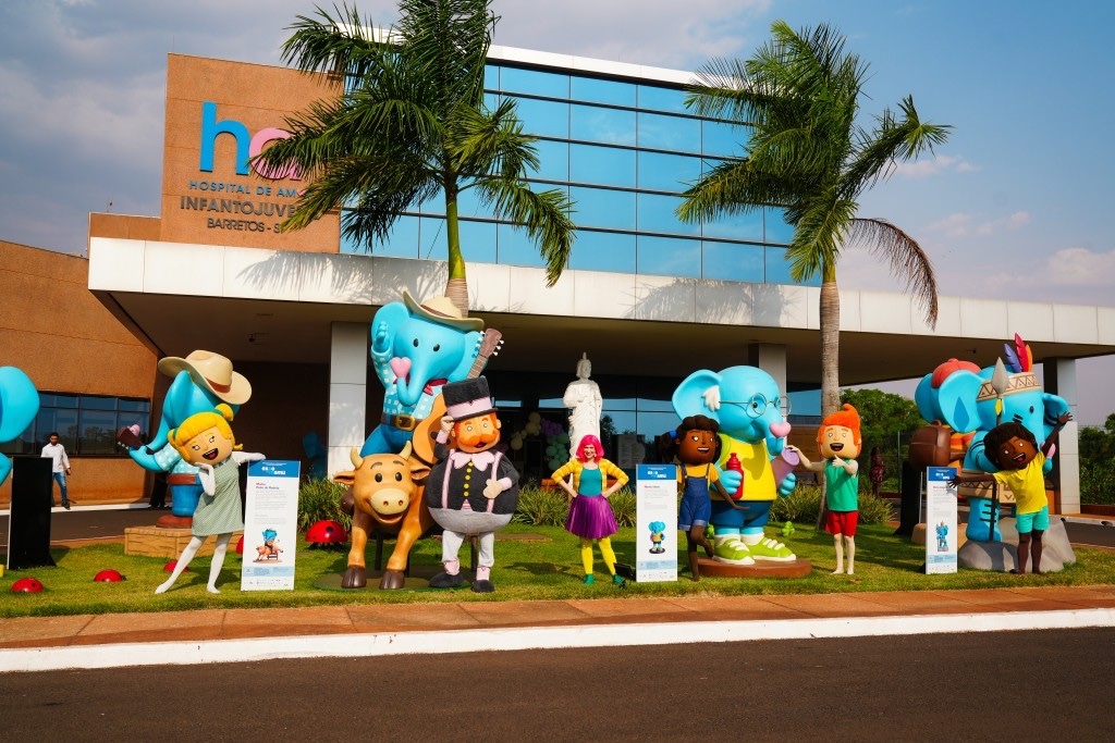 Personagens do Mundo Bita levam alegria aos pacientes do Hospital de Amor Infantojuvenil