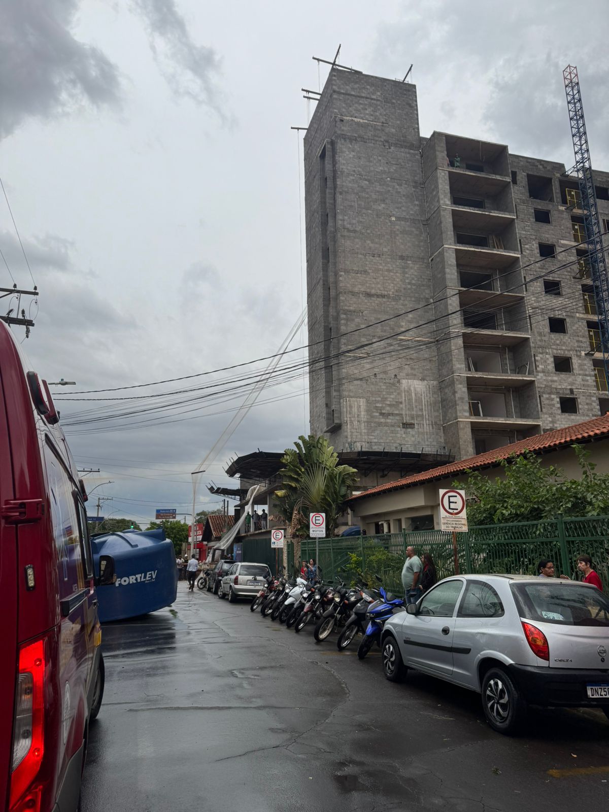Vendaval em Barretos provoca queda de duas caixas d`água de prédio em construção