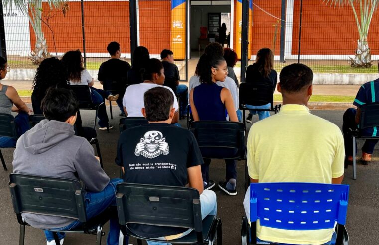 1ª edição do “Conectando Profissões” atrai dezenas de jovens em busca de orientação e vagas no mercado de trabalho