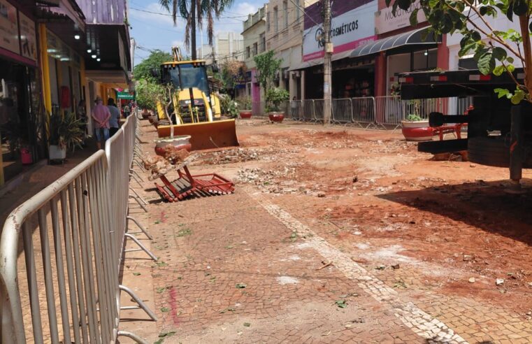 Obra de abertura da avenida 17 será modelo para os demais calçadões, afirma secretário