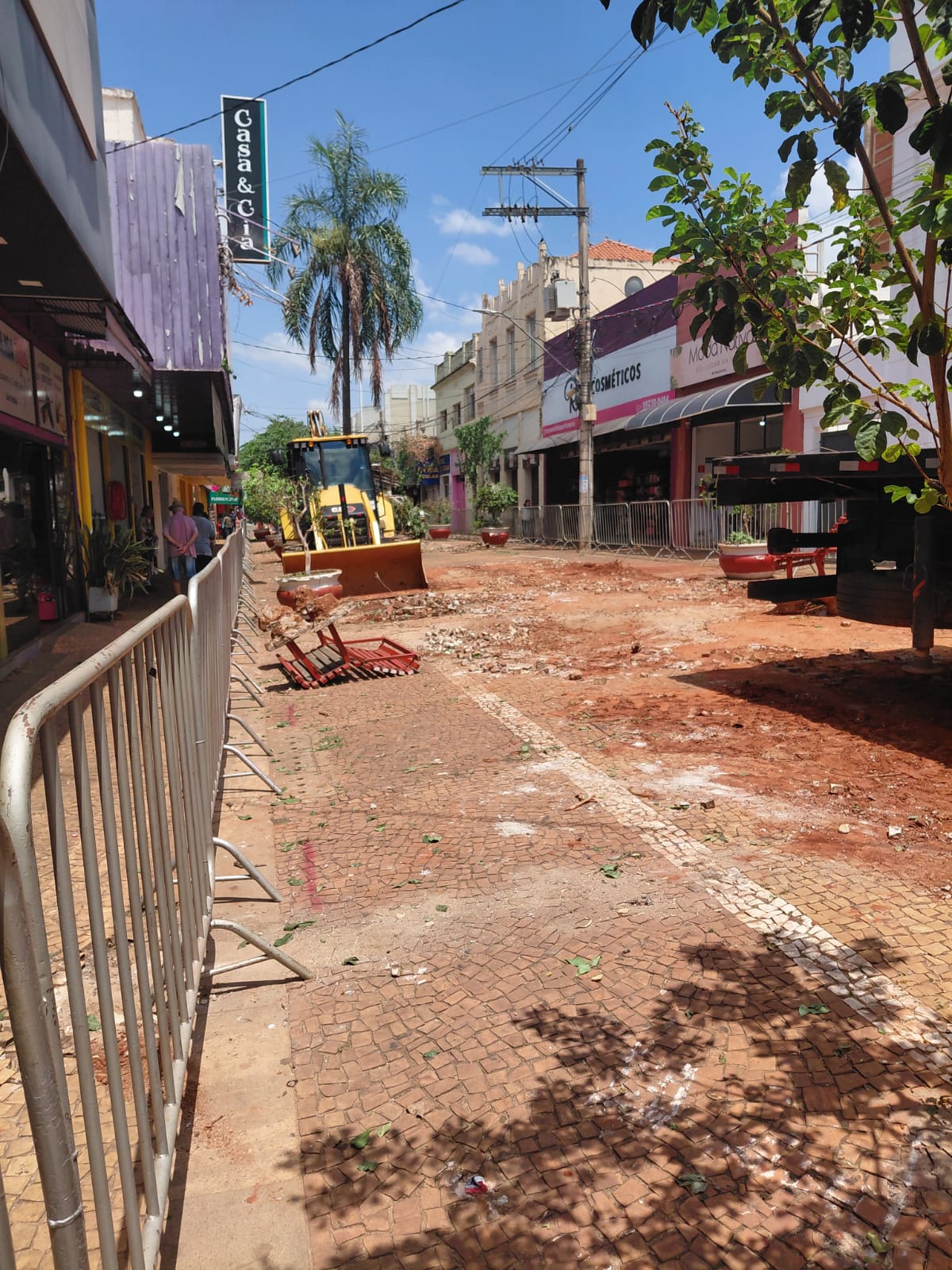 Obra de abertura da avenida 17 será modelo para os demais calçadões, afirma secretário