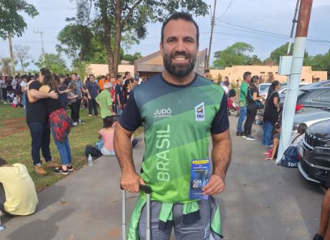 Judoca agradece em procissão patrocínios para disputa do Mundial Veteranos