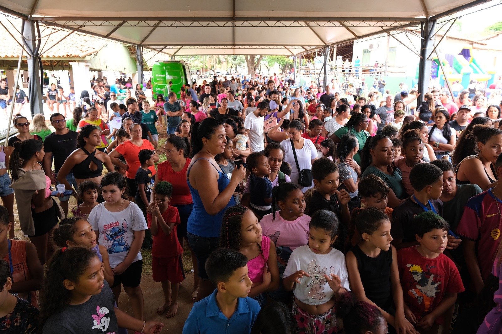 Sabadão Solidário leva centenas de famílias ao Recinto
