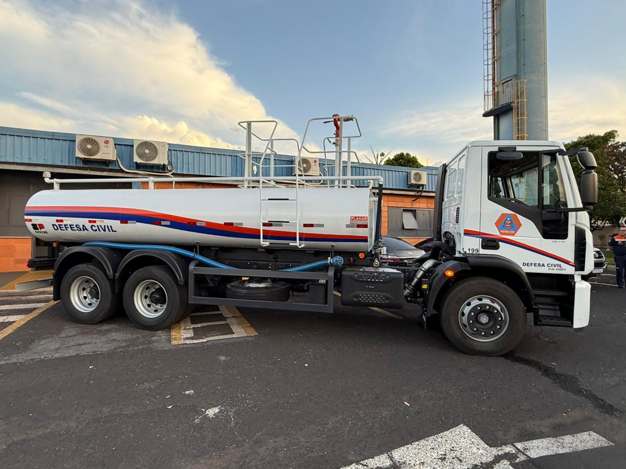 Defesa Civil de Barretos recebe caminhão-pipa do Governo do Estado de São Paulo