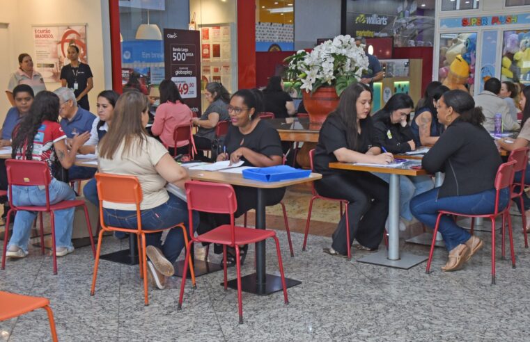 Dezenas de pessoas comparecem ao Feirão de Empregos em parceria com o North Shopping Barretos