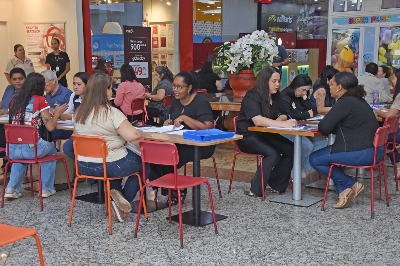 Dezenas de pessoas comparecem ao Feirão de Empregos em parceria com o North Shopping Barretos