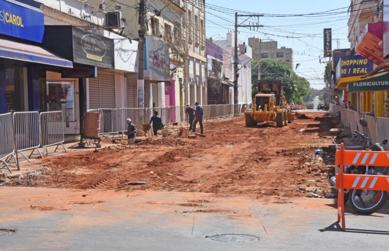 Abertura do Calçadão da Avenida 17 avança com substituição da tubulação de água e esgoto