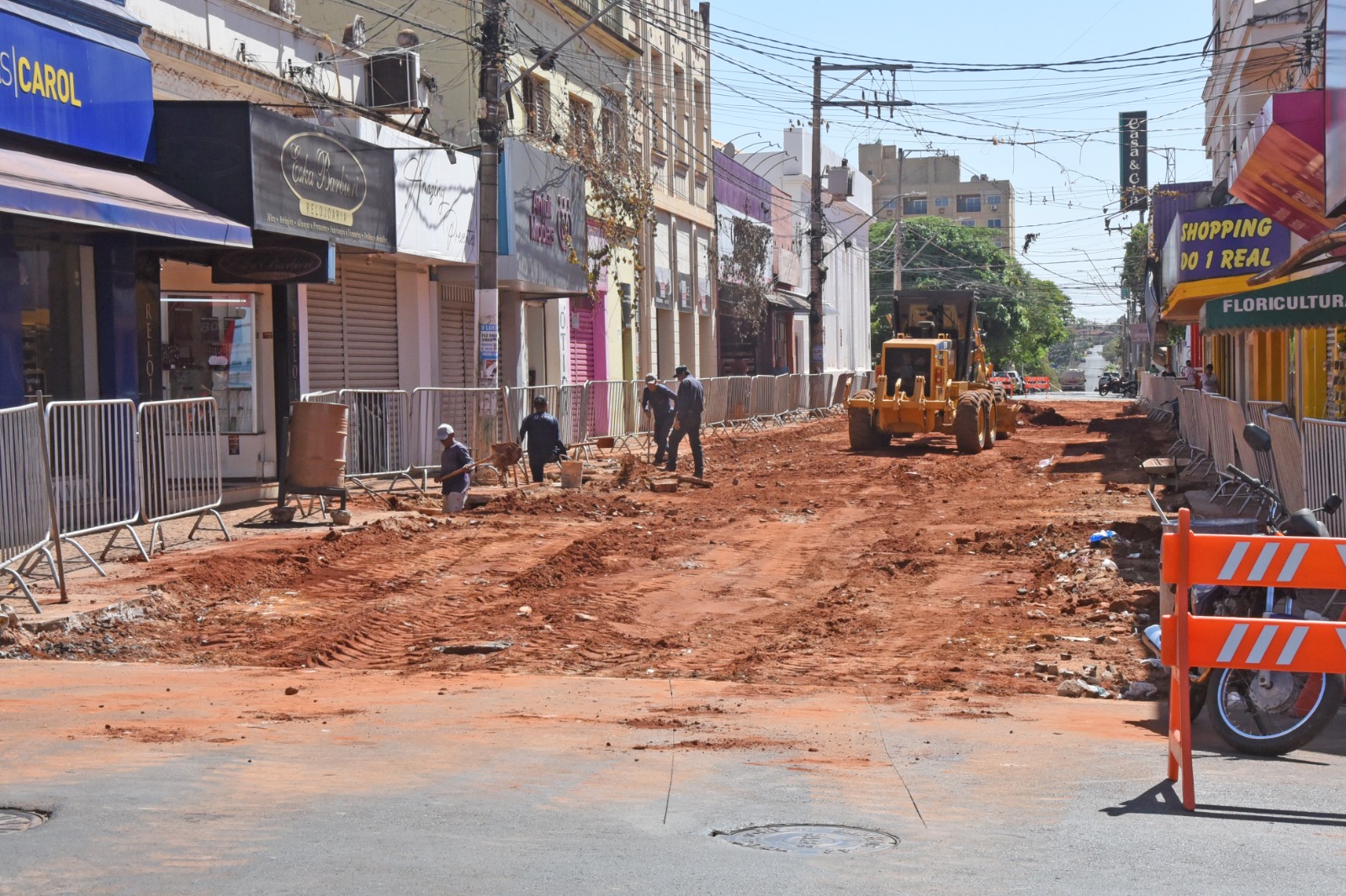 Abertura do Calçadão da Avenida 17 avança com substituição da tubulação de água e esgoto