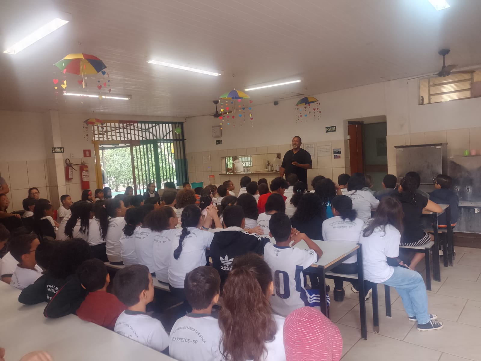 Sensei Silvio Rodrigues ministra palestra em Escola Municipal