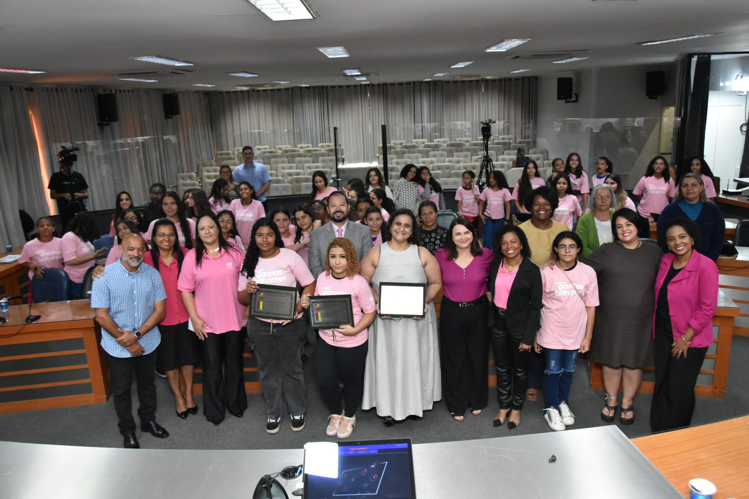 Meninas do projeto social Garotas Brilhantes são homenageadas na Câmara