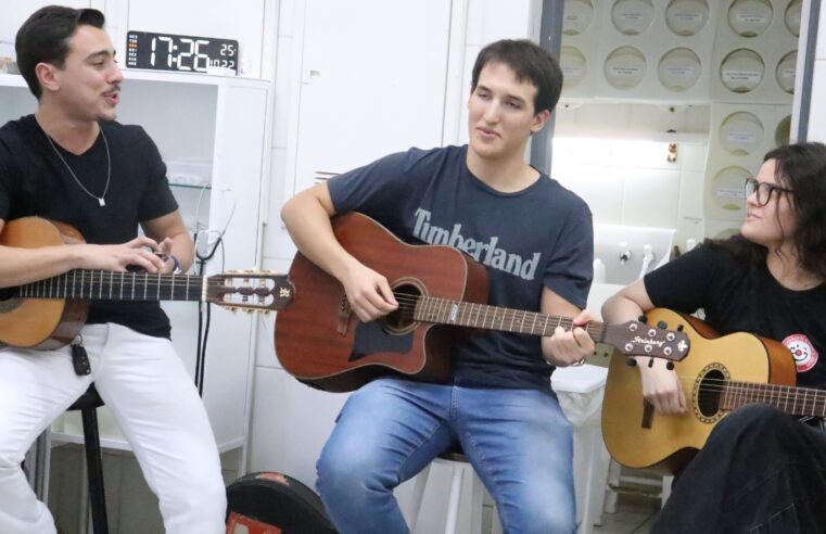 Sarau leva música e emoção a pacientes da hemodiálise da Santa Casa de Barretos