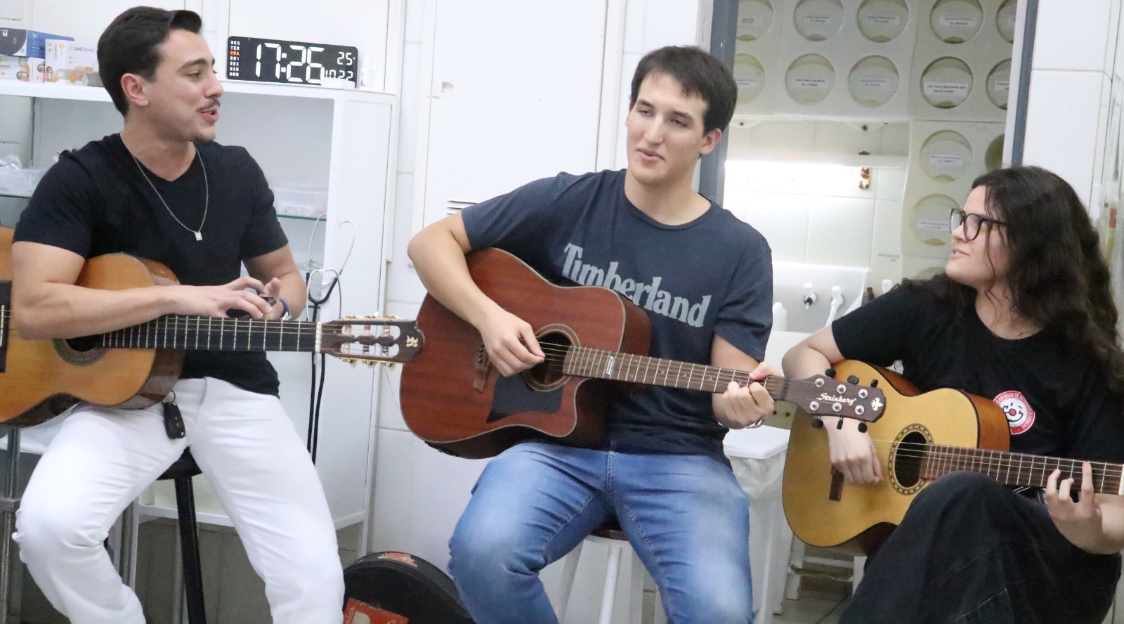 Sarau leva música e emoção a pacientes da hemodiálise da Santa Casa de Barretos