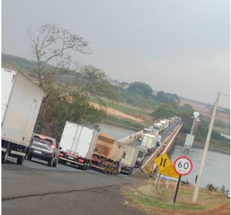 Colisão frontal sobre a Ponte do Rio Grande entre veículo  e caminhonhete deixa um ferido