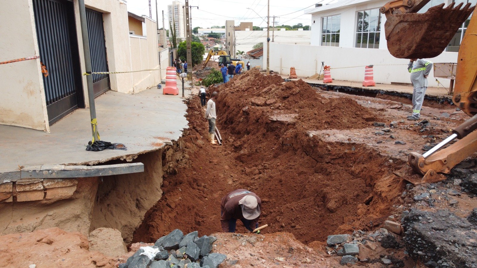 Autoridades municipais tomam medidas para restabelecer cidade após temporal