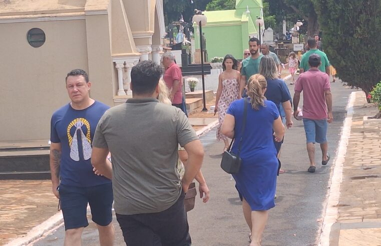 Feriado de Finados atrai milhares de visitantes no Cemitério Municipal
