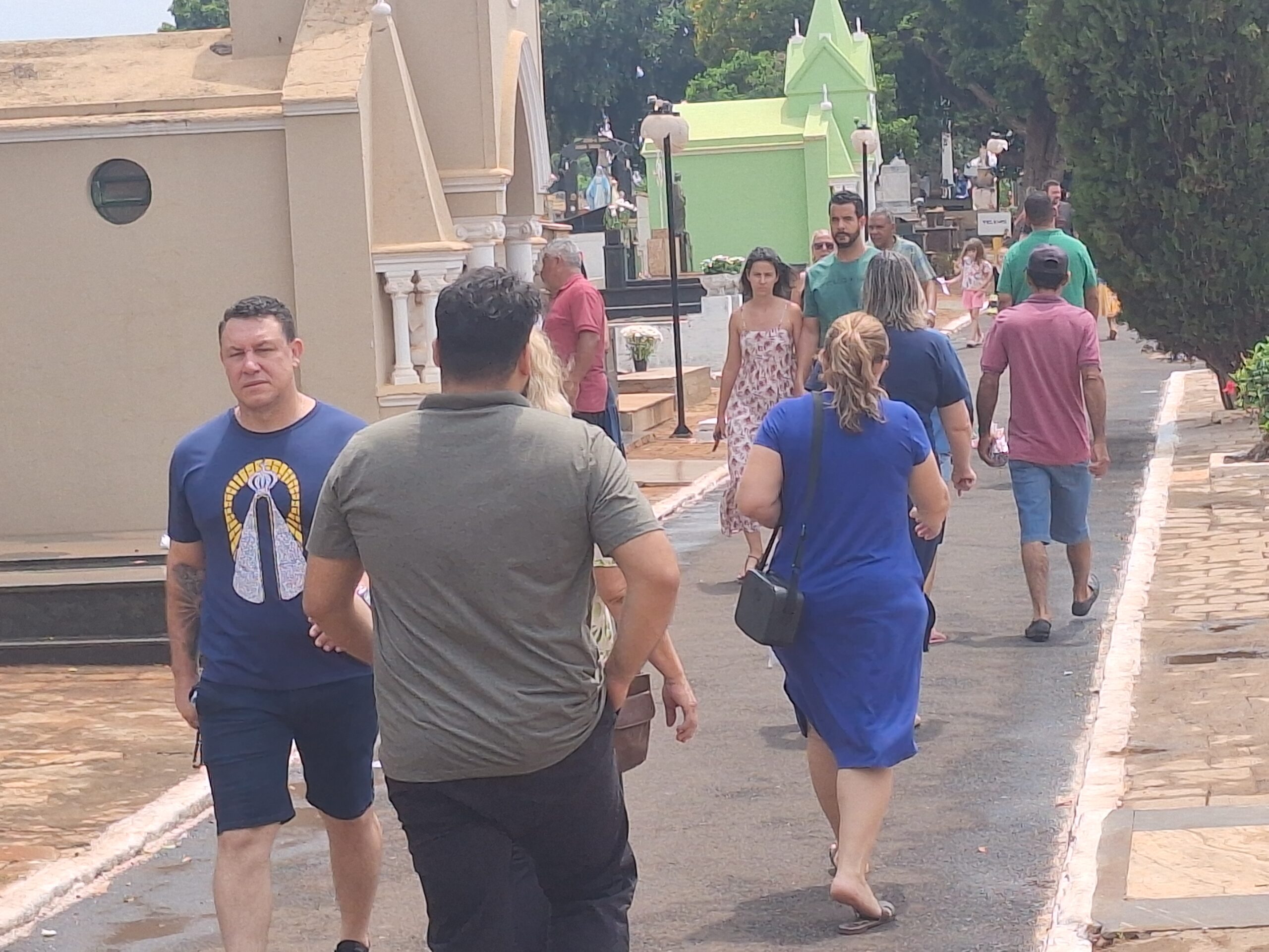 Feriado de Finados atrai milhares de visitantes no Cemitério Municipal