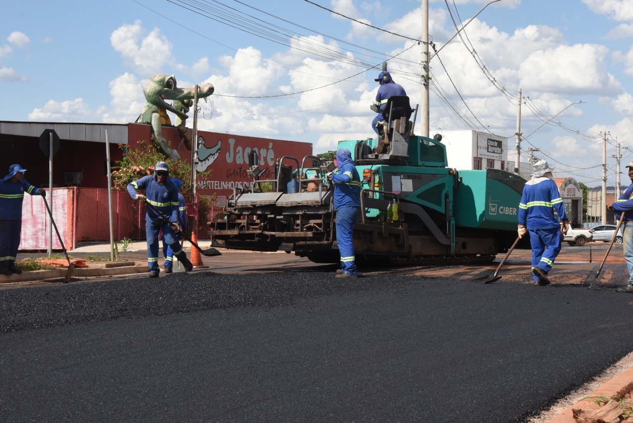Avenida Necker recebe última camada asfáltica