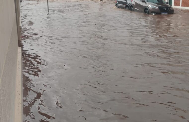 Chuva provoca ponto de alagamento no centro de Barretos