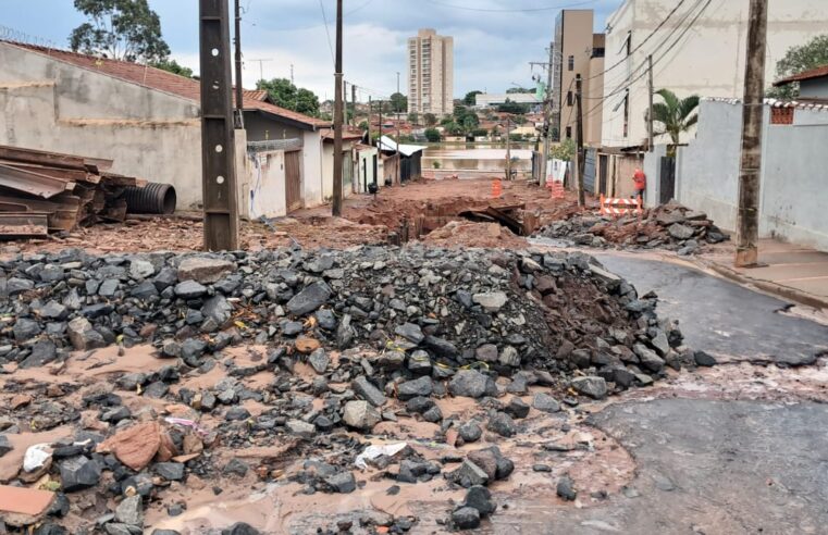 Temporal danifica via pública e rede de água na rua 40