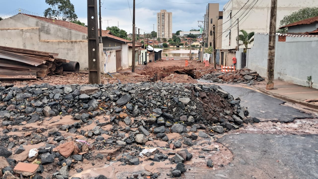 Temporal danifica via pública e rede de água na rua 40