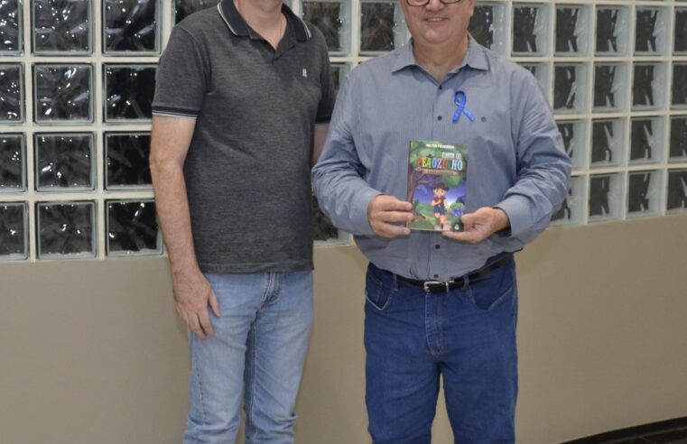 Prof Adilson homenageia autor de livro