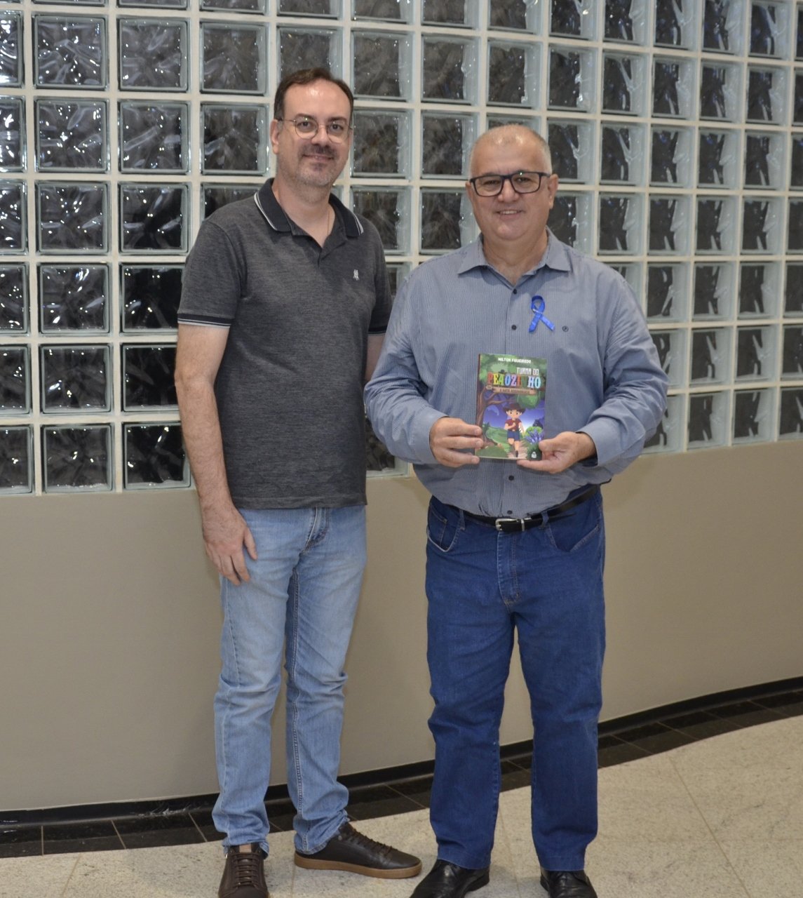 Prof Adilson homenageia autor de livro