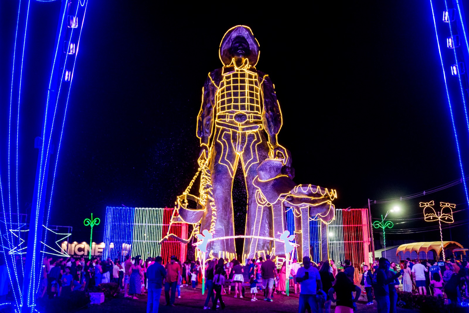 Parque do Peão de Barretos dá boas-vindas ao Natal com iluminação especial e queima de fogos