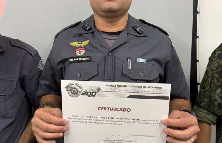 Militar recebe certificado de capacitação em curso de armeiro