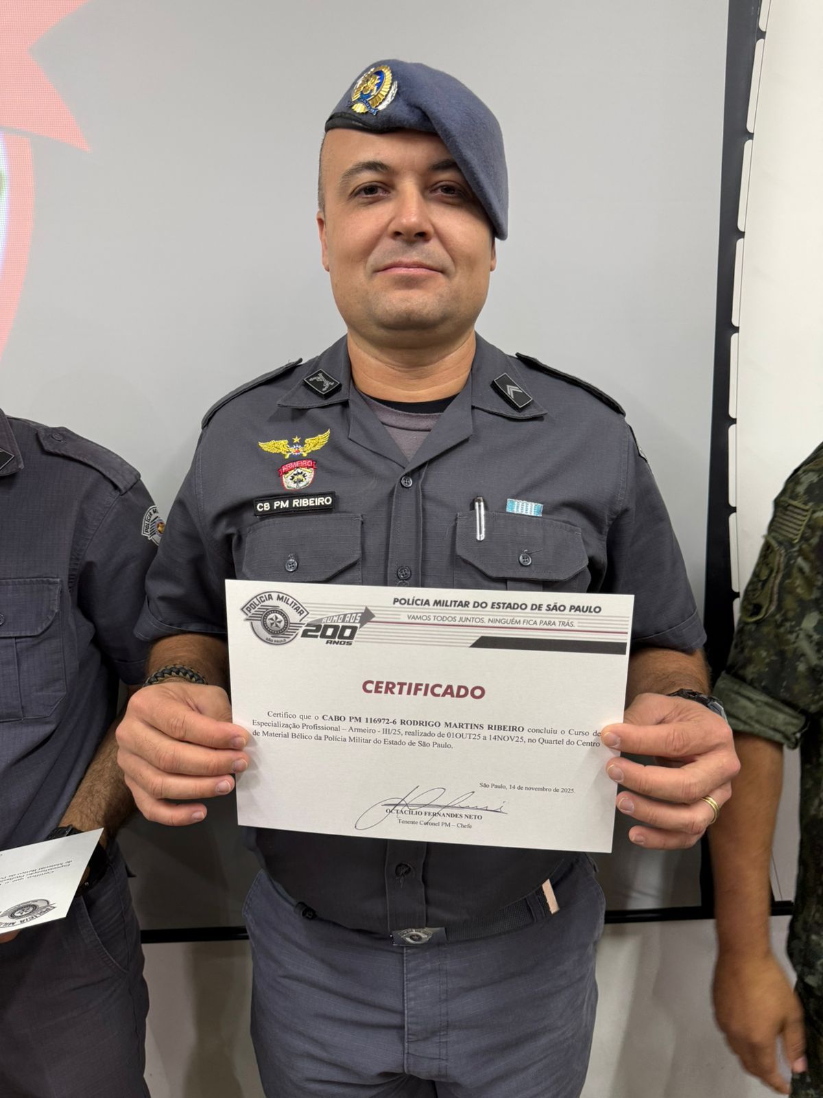Militar recebe certificado de capacitação em curso de armeiro