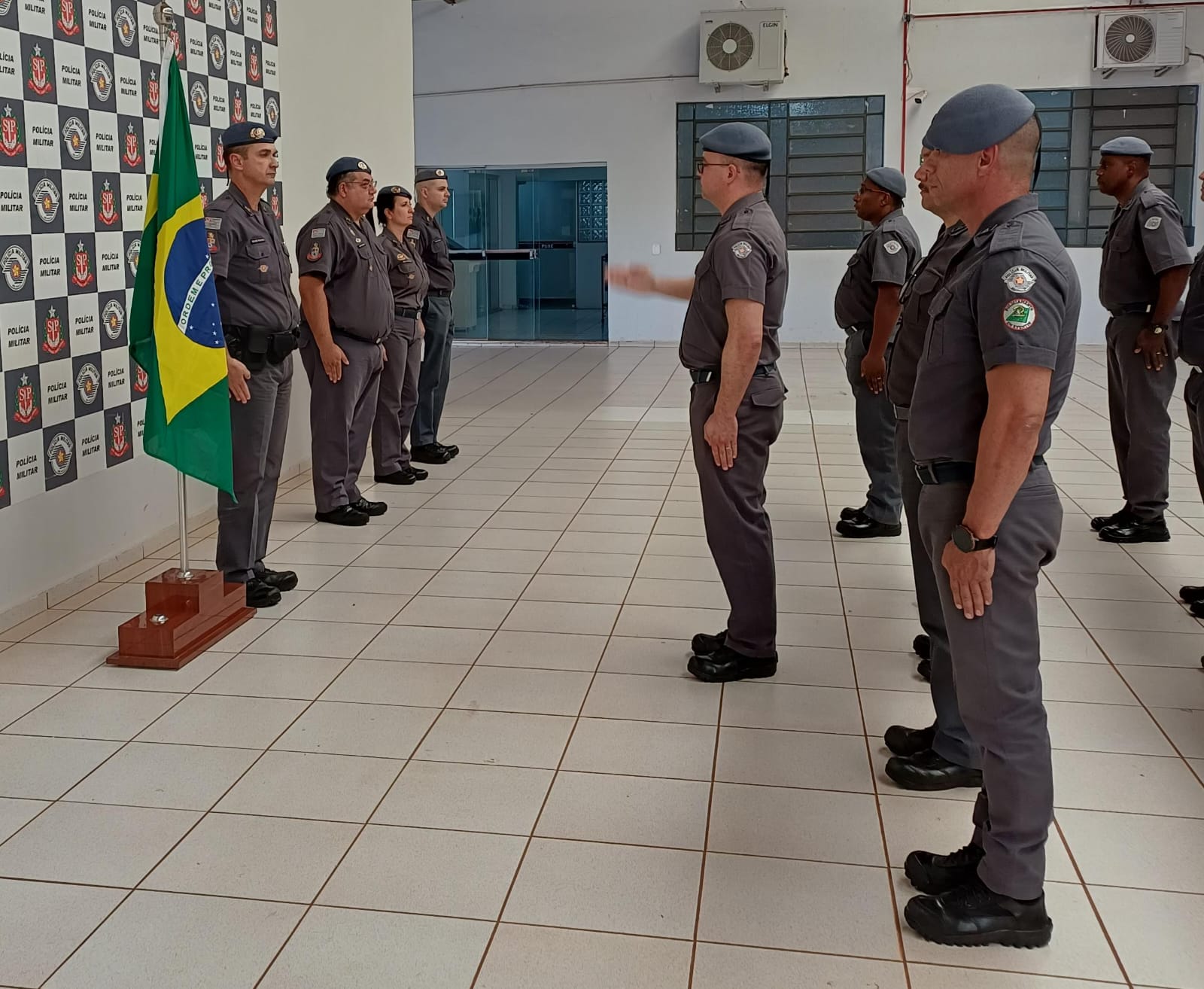 Polícia Militar realiza ato cívico pelo Dia da Bandeira no 33º BPM/I