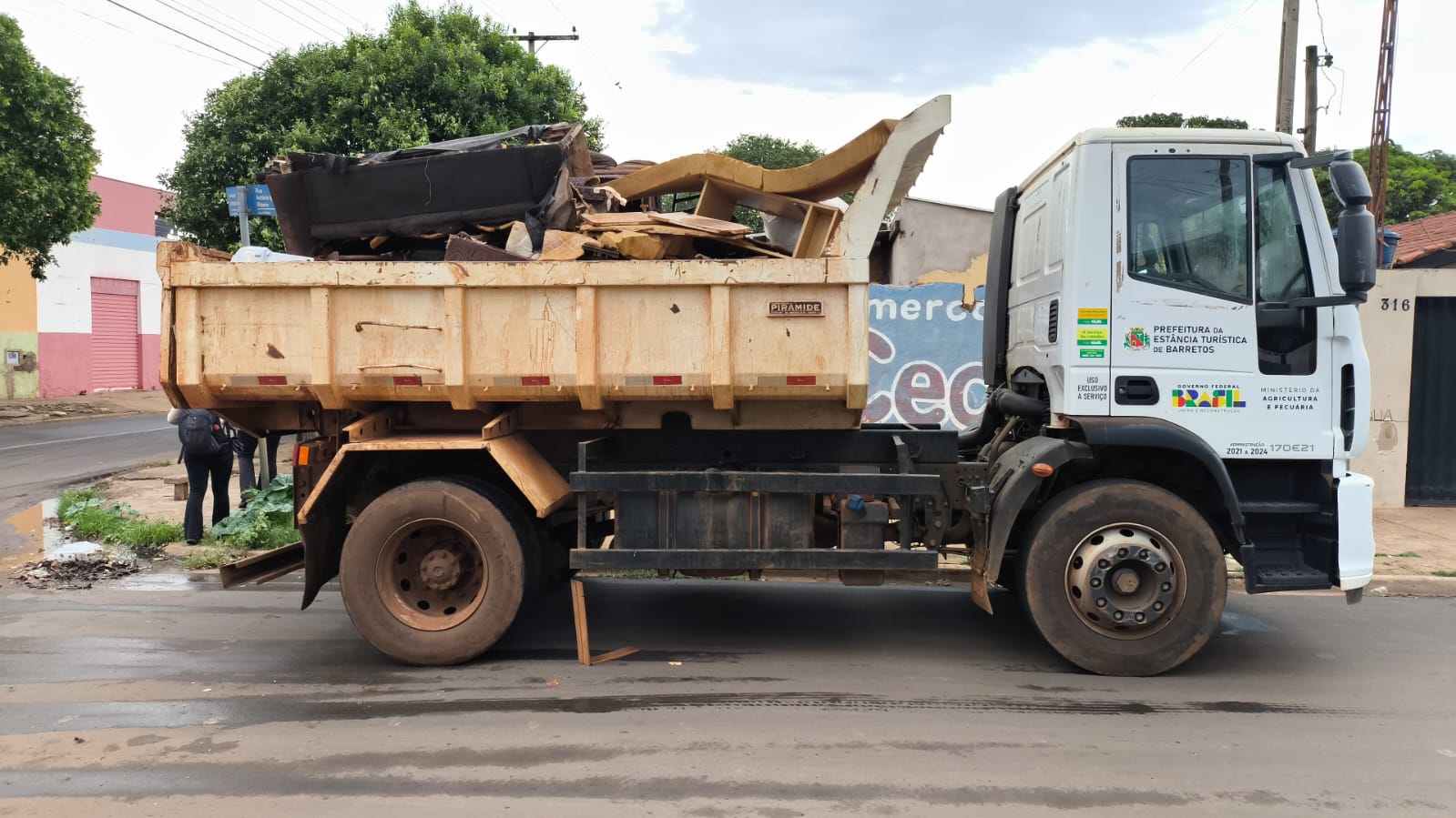 Dia D: Seis caminhões e três caminhonetes com materiais sem serventia são retirados de residências no Santa Cecília