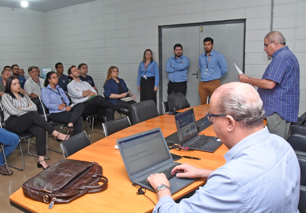 Prefeitura estipula prazo de 6 meses para empresas resolverem problemas de fios soltos em Barretos