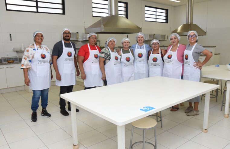 Mãos na massa: alunos do curso de qualificação para produção de pizzas participam de aulas práticas